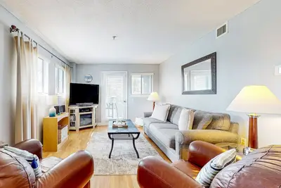 Image de Updated coastal villa with pools, athletic courts, gym, smart TVs, Ac, & W/D