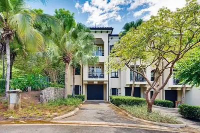 Image de Vibrant paradise townhome with pool, hot tub, balcony, smart TVs - dog-friendly