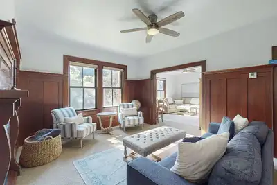 Image de Spacious home on Big River with river views, Hot tub, 2 kitchens, streaming