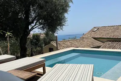 Image de Peaceful, private mountain house; 15 minutes drive from popular beach resorts.