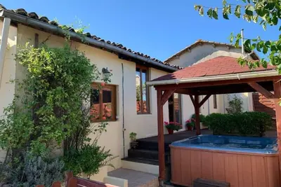 Image de Romantic Gite-pool, hottub+sauna, wine tasting. Views down the Seugne valley