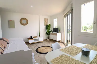 Image de Studio cabine climatisé avec piscine et parking, accès direct à la plage