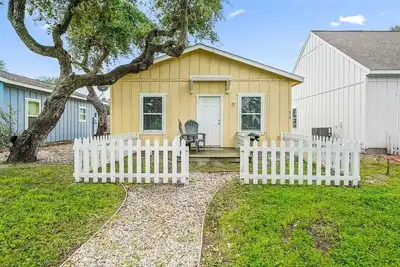 Image de This cottage is a 2 bedroom(s), 2 bathrooms, located in Rockport, Tx.