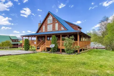 Image de Mountain Creek Retreat- Romantic & Fun 3 Bdrm. Pool table, fire-pit, & memories