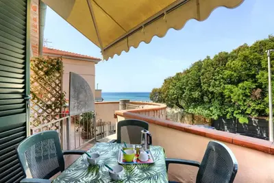 Image de elegant apartment with terrace overlooking the sea