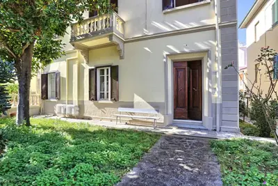 Image de villa with parking space and private outdoor space