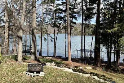 Image de Cozy 3-bedroom lakefront cottage in beautiful Clemson, Sc