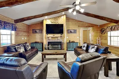 4 Bears 1 Cave | Wooded Views + Private Hot Tub!