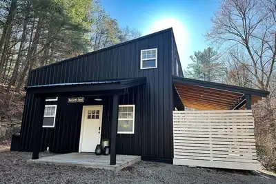 Image de Nature's Nest - Woodsy Retreat w/Renovated Deck & Hot Tub near Hocking Hills