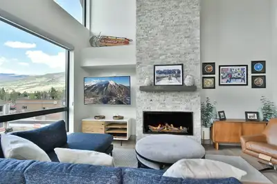 Skywalk Flats Downtown Condo: Mountain Views, Rooftop Hot Tubs