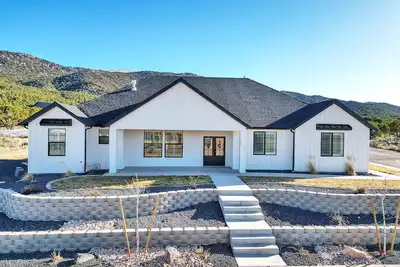 Image de Welcome to your perfect getaway in Parowan, Utah! Nestled at the base of Brian H