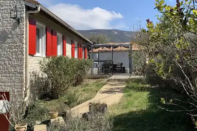 Image de La maison des Lavandes en Drôme provençale parmi les lavandes et les vignes