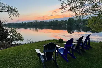 Image de Stunning Century Riverfront Estate with sweeping waterfront views.