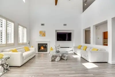 Image de 4 Mi to Dtwn Merced: Spacious Home w/ Yard!