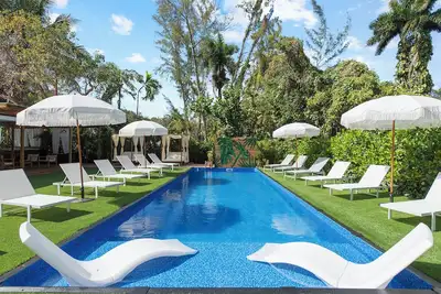 Image de Villa Paraiso: 10 Br Private Mini Resort in Central Miami w/pool, sauna & more