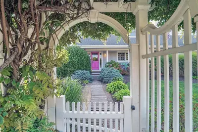 Image de A Charming 4 Br Home, King Suite Out-door deck, Pet Friendly!