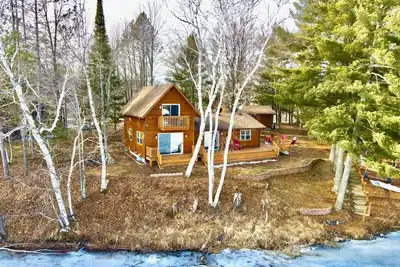 Image de Renewed Lakeside Retreat with Stunning View