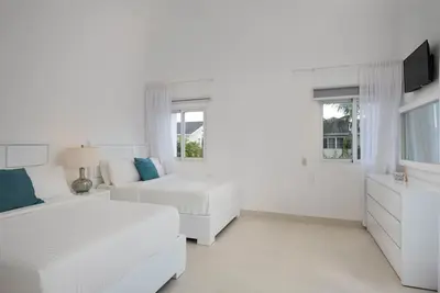 Image de 3br Villa Eucalyptus White with Saltwater Pool