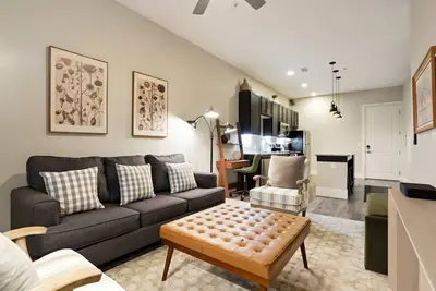 Image de Unbeatable Location Golden Condo - Walk Everywhere