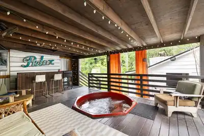 Image de Austin Oasis - Hot Tub, Guest House & Walk to Bars