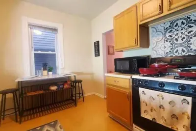 Image de King Bed Blocks from Brady St