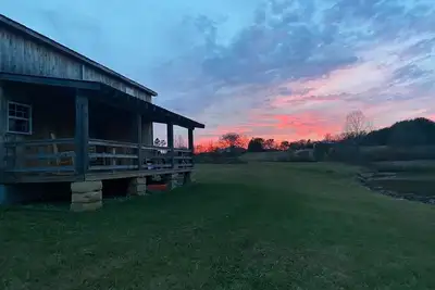 Image de Cozy 2-bedroom cabin with WiFi, Ac in welcoming Jamestown