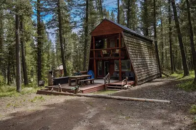 Image de Knotty Pines Cabin, Quiet, Wi-Fi, 35mi to Ynp