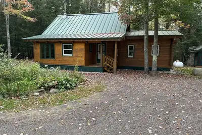 Image de Private hideaway cabin, nestled in the woods with private Silver River access.