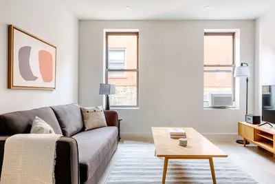 Image de Tasteful Chelsea 1br w/ Elev & W/D, nr 8th Ave & Pier 60, by Blueground