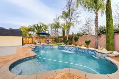 Image de Outdoor Oasis + Hot Tub! Spacious Clovis Home