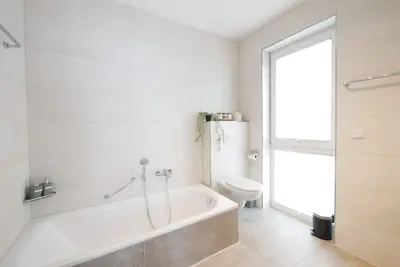 Image de 85qm, Parkplatz, Zentral, Großer Balkon, 2 Bäder