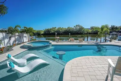 Image de 'The SaltyLime' 6 Bed 6 Bath Luxury Waterfront Pool Dock Commercial Ice Machine\n