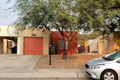 Image de Cozy 2-bedroom townhome with Ac and WiFi in central Tucson