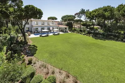 Image de Beautiful Quinta do Lago Villa | 5 Bedrooms | Villa Lauron | Private Pool & Large Garden | Algarve