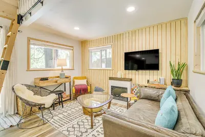 Image de Private Hot Tub! Cozy Crestline Cabin 1 Mi to Lake