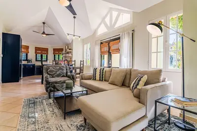 Beautiful 2 bed/2 bath villa with private pool, minutes from the beach!
