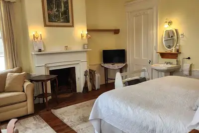 Image de Picturesque bed and breakfast, nestled in the foothills of the white mountains.