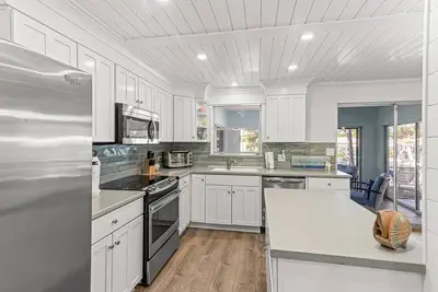 Image de Single-level waterfront home with furnished Florida room, dock, washer/dryer