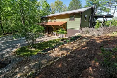 Image de New Listing! ! Boho Mountain Getaway - River Views/ Hot Tub