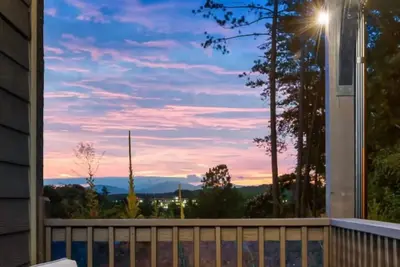 Image de Best Location! Dollywood & Pf Downtown! Brand New with Mtn View, Hot Tub, Games