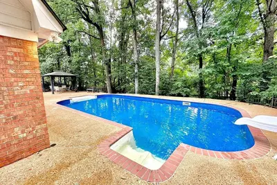 Image de Inviting 4-Br Home with Pool Near Shelby Park Memphis, Private Backyard Oasis.