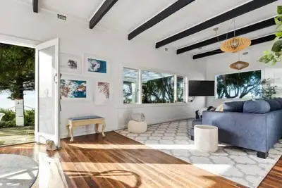 Image de Maizies View - A Hidden Gem - Maizies View - Lovingly renovated 1950s character home with a view