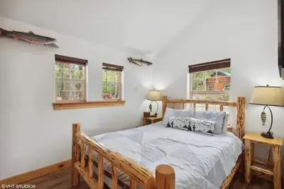 Image de Whispering Pines, Flathead Lake Rental Cabins