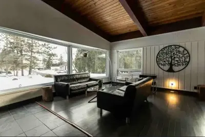Image de Upscale Spacious Chalet w Hot Tub Laurentians, Qc! \n\n