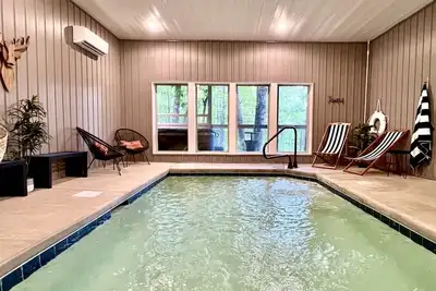 Image de Luxury Smoky Mountains Cabin w/ Private Indoor Heated Pool, Hot Tub & Game Room