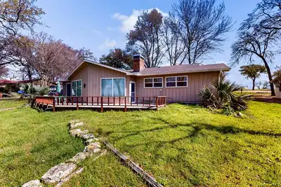 Image de Lakefront retreat near golf course with serene wraparound deck, fireplace, & Ac