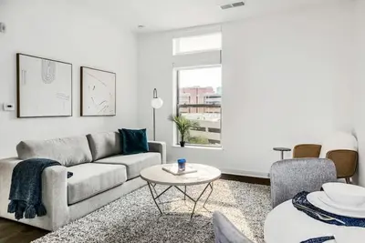 Image de \"Tysons' Blue-Gray Haven Stylish 2br with Amenities + Huddle Rooms + Pool / Gym