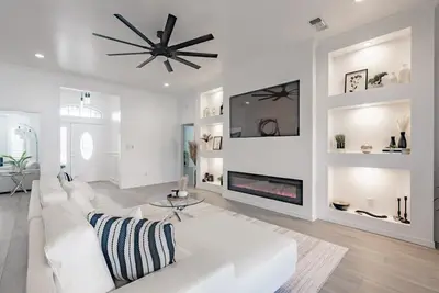 Image de Contemporary Haven Retreat w/ King Bed Suite