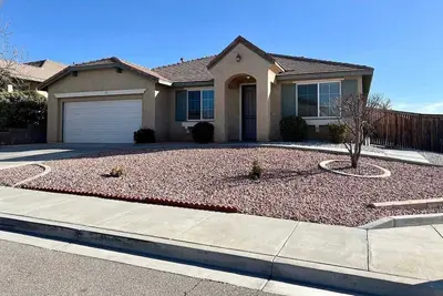 Image de 5 minutes to Freeway! Spacious Modern Corner House & Patio