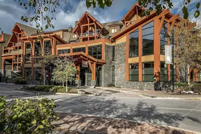 Image de A unique mountain escape at Solara Resort & Spa in the heart of Canmore.